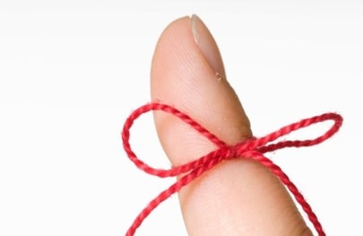 red_reminder_string_on_finger